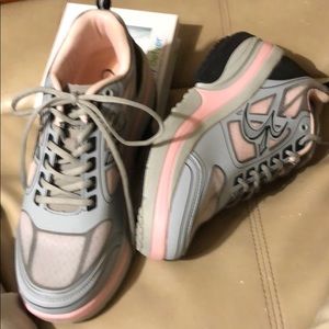 Gravity Defyer walking shoes. only worn once..